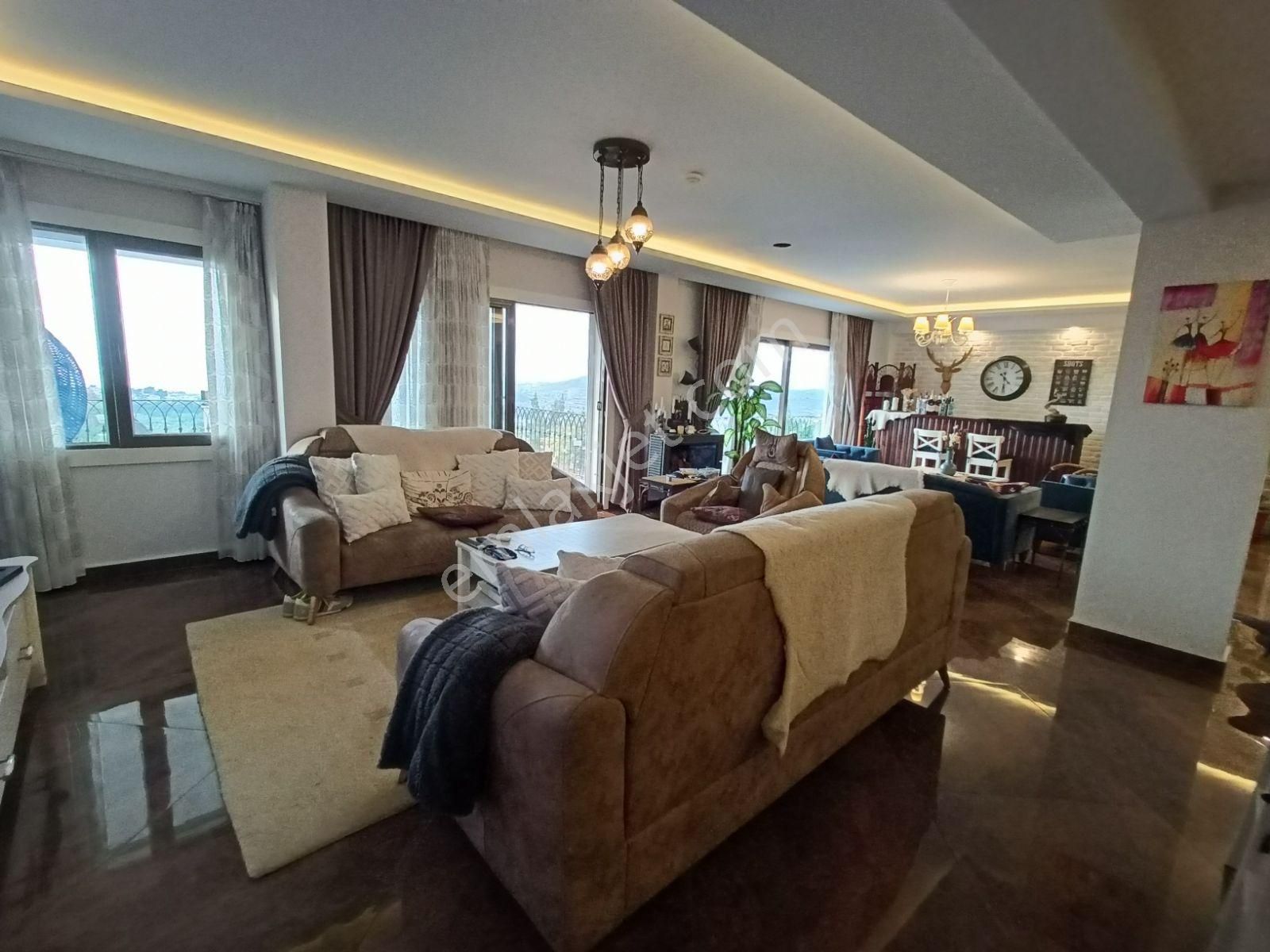 Kuşadası'nda Güvenlikli Sitede Özel Havuzlu Manzaralı Villa - Görsel 5