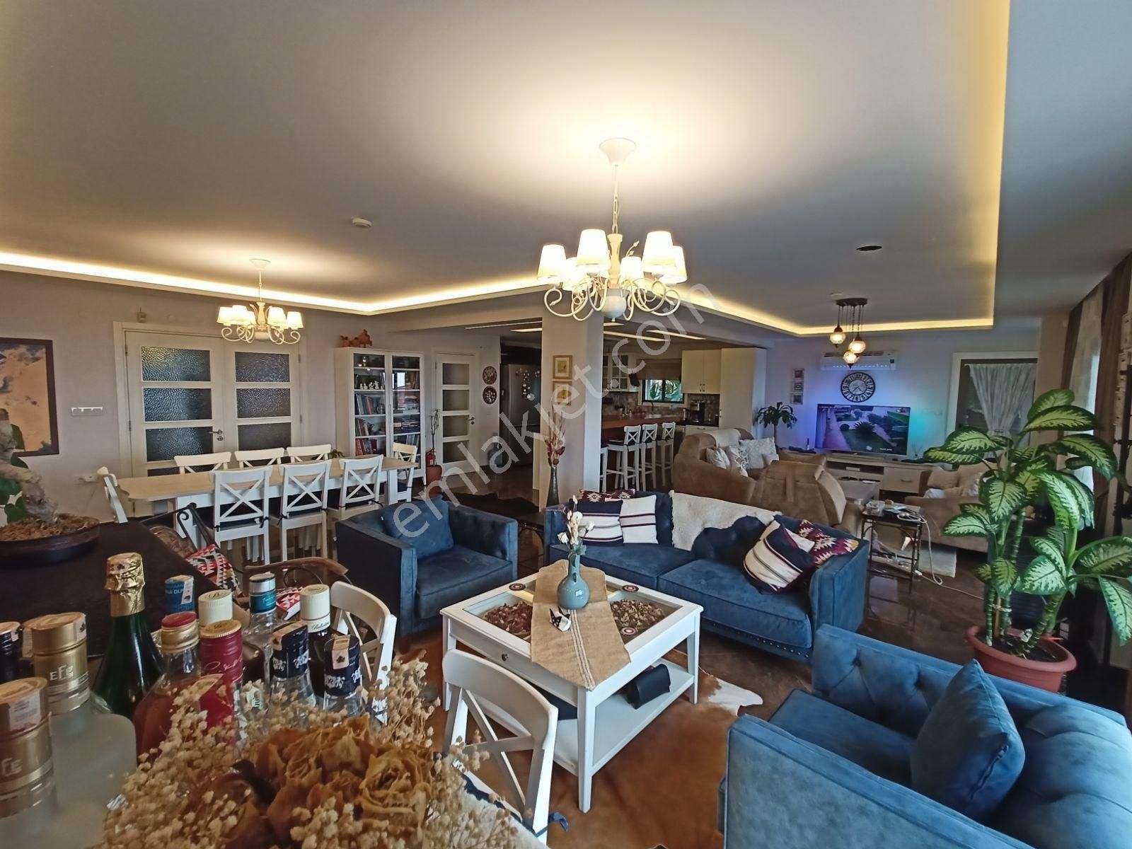 Kuşadası'nda Güvenlikli Sitede Özel Havuzlu Manzaralı Villa - Görsel 13