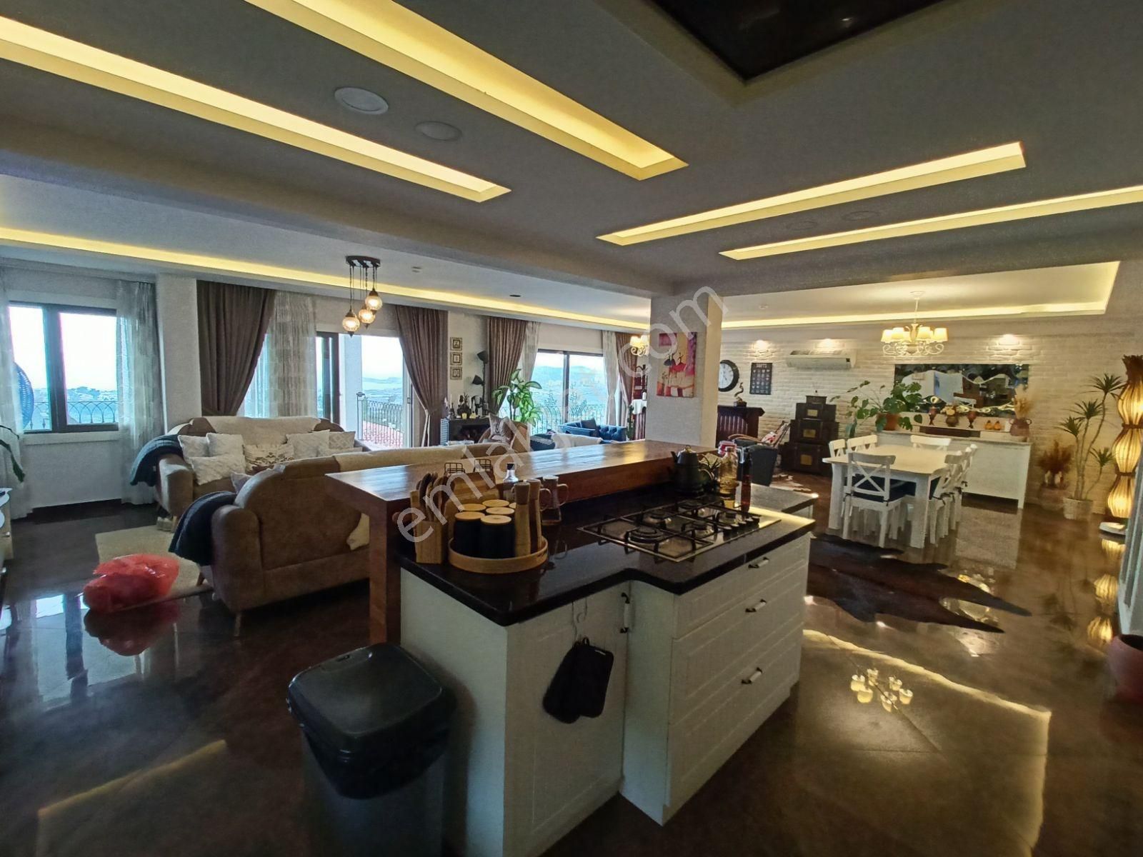 Kuşadası'nda Güvenlikli Sitede Özel Havuzlu Manzaralı Villa - Görsel 30