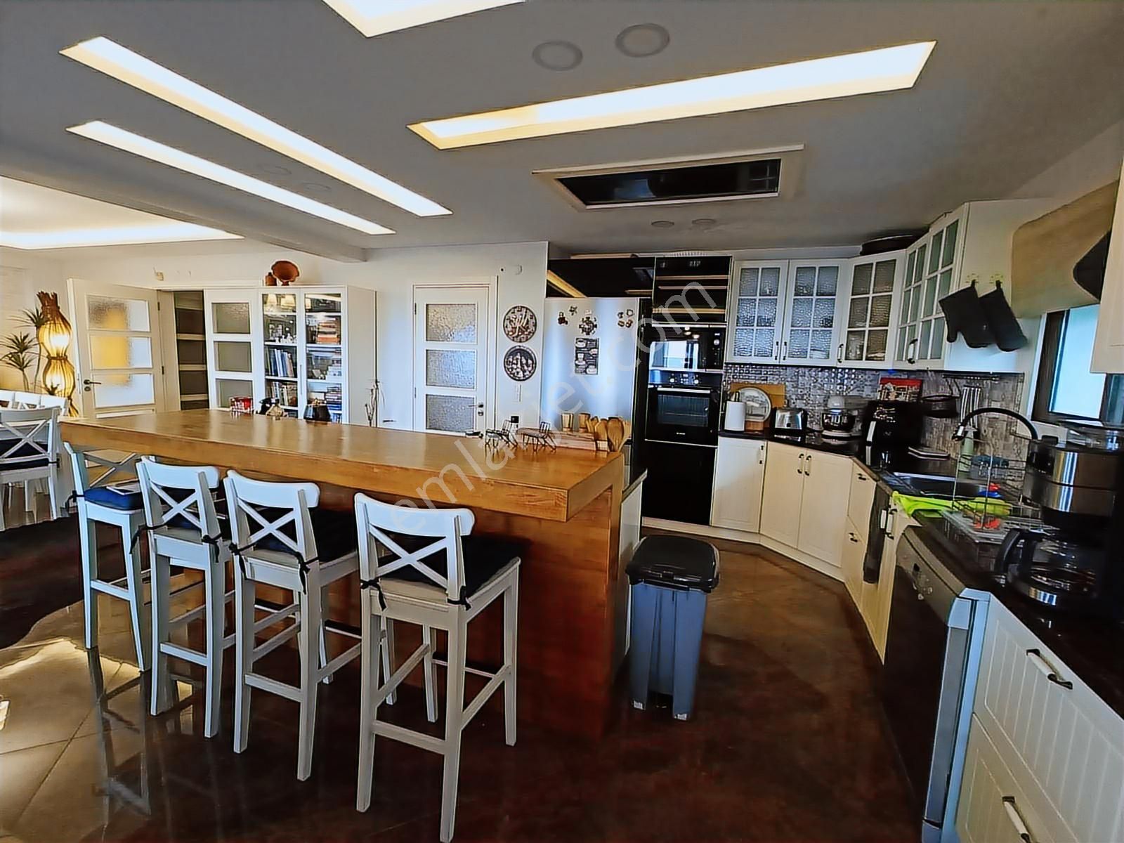 Kuşadası'nda Güvenlikli Sitede Özel Havuzlu Manzaralı Villa - Görsel 18