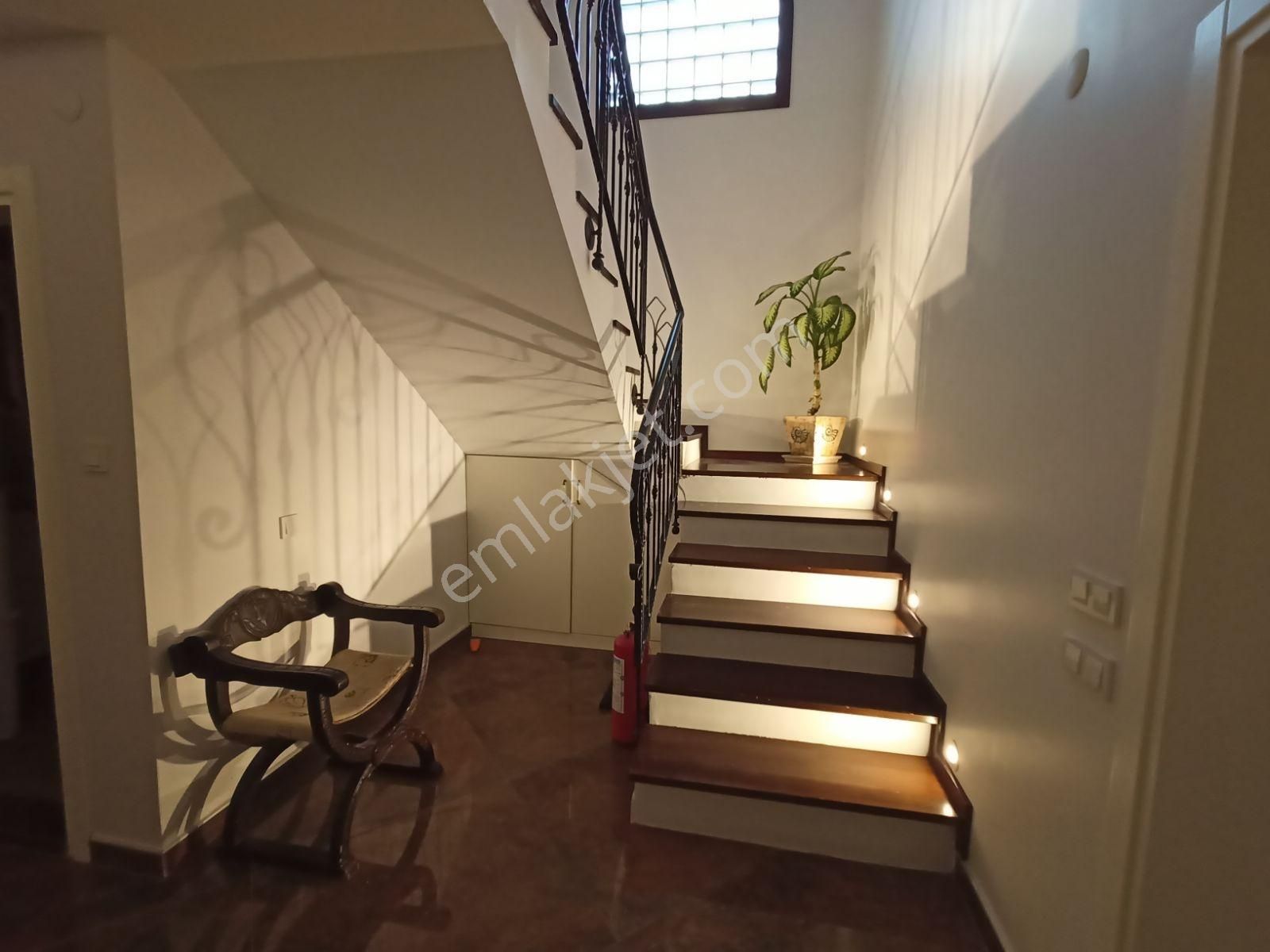 Kuşadası'nda Güvenlikli Sitede Özel Havuzlu Manzaralı Villa - Görsel 6