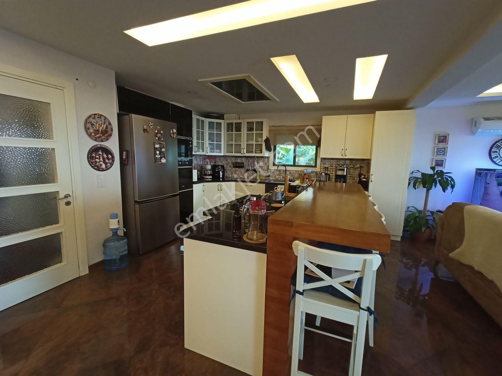 Kuşadası'nda Güvenlikli Sitede Özel Havuzlu Manzaralı Villa - Görsel 17