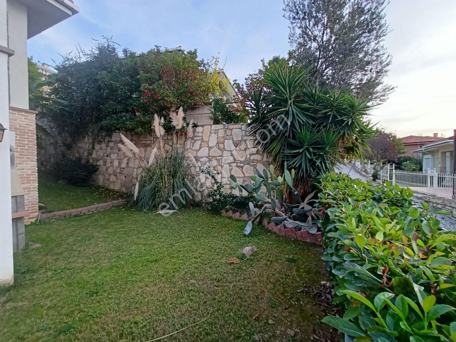 Kuşadası'nda Güvenlikli Sitede Özel Havuzlu Manzaralı Villa - Görsel 10