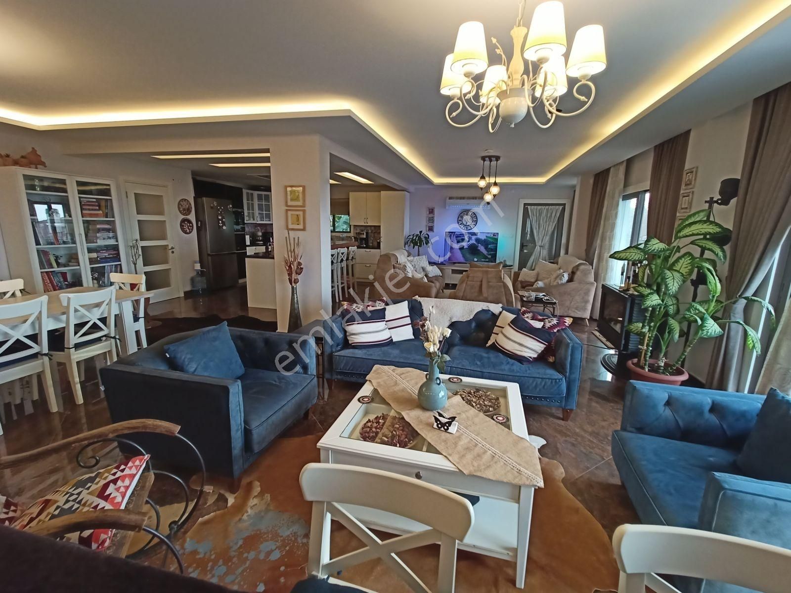 Kuşadası'nda Güvenlikli Sitede Özel Havuzlu Manzaralı Villa - Görsel 16