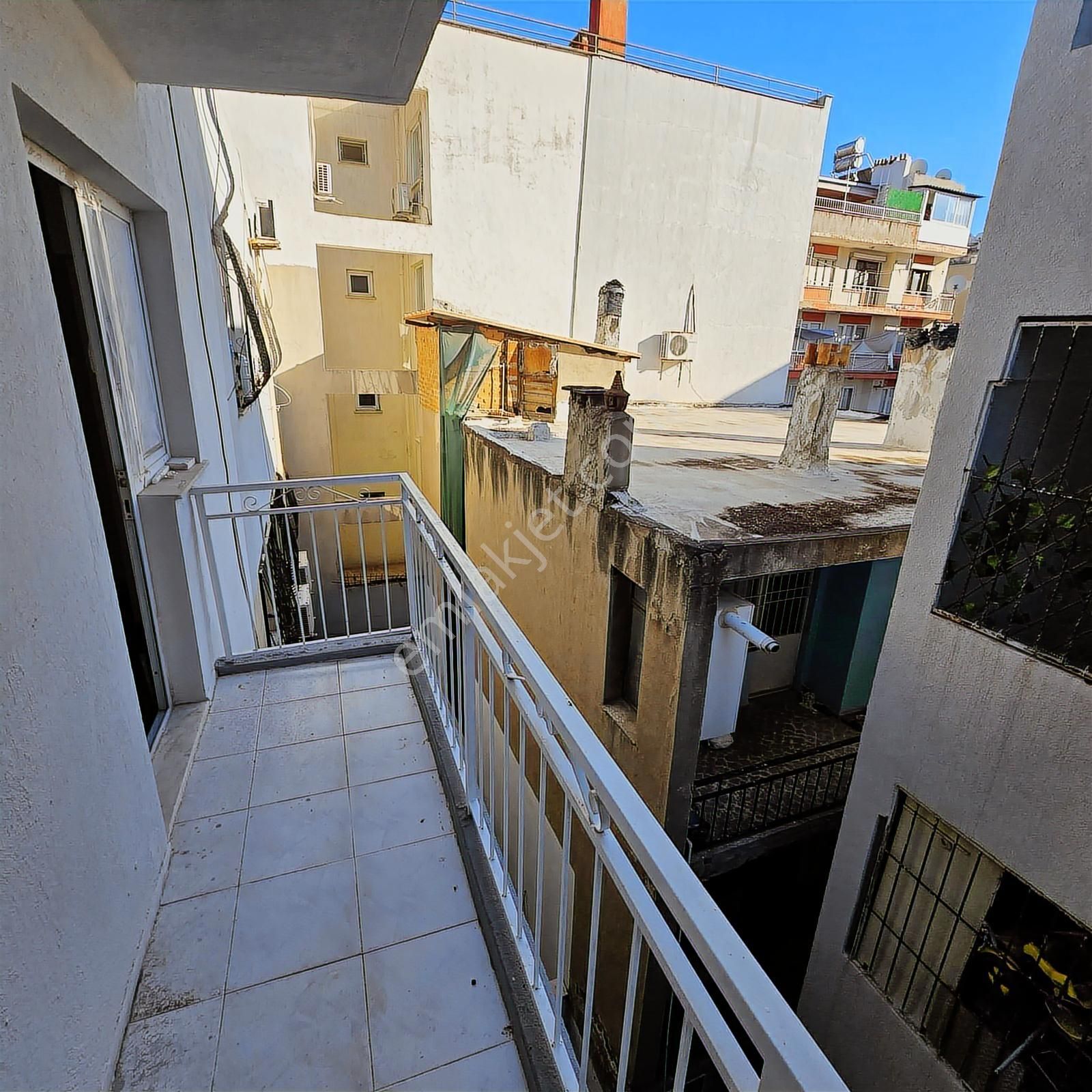 Gülyaka Mah. Saim Çıkrıkçı Caddesi Yakını 3+1 Daire - Görsel 5