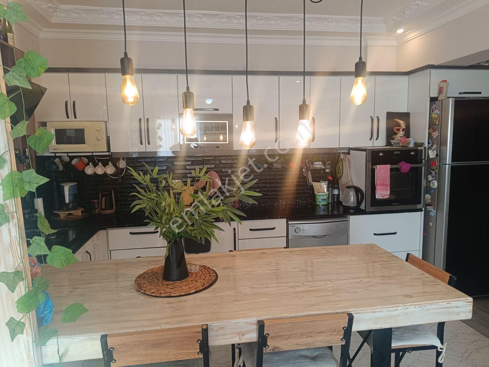 Havuzlu Sitede Ebeveyn Banyolu Bakımlı 2+1 Satılık Daire