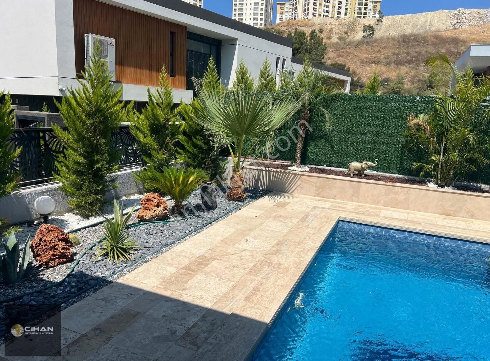 Kuşadası Avm Bölgesinde 6+1 Özel Havuzlu Villa - Görsel 14