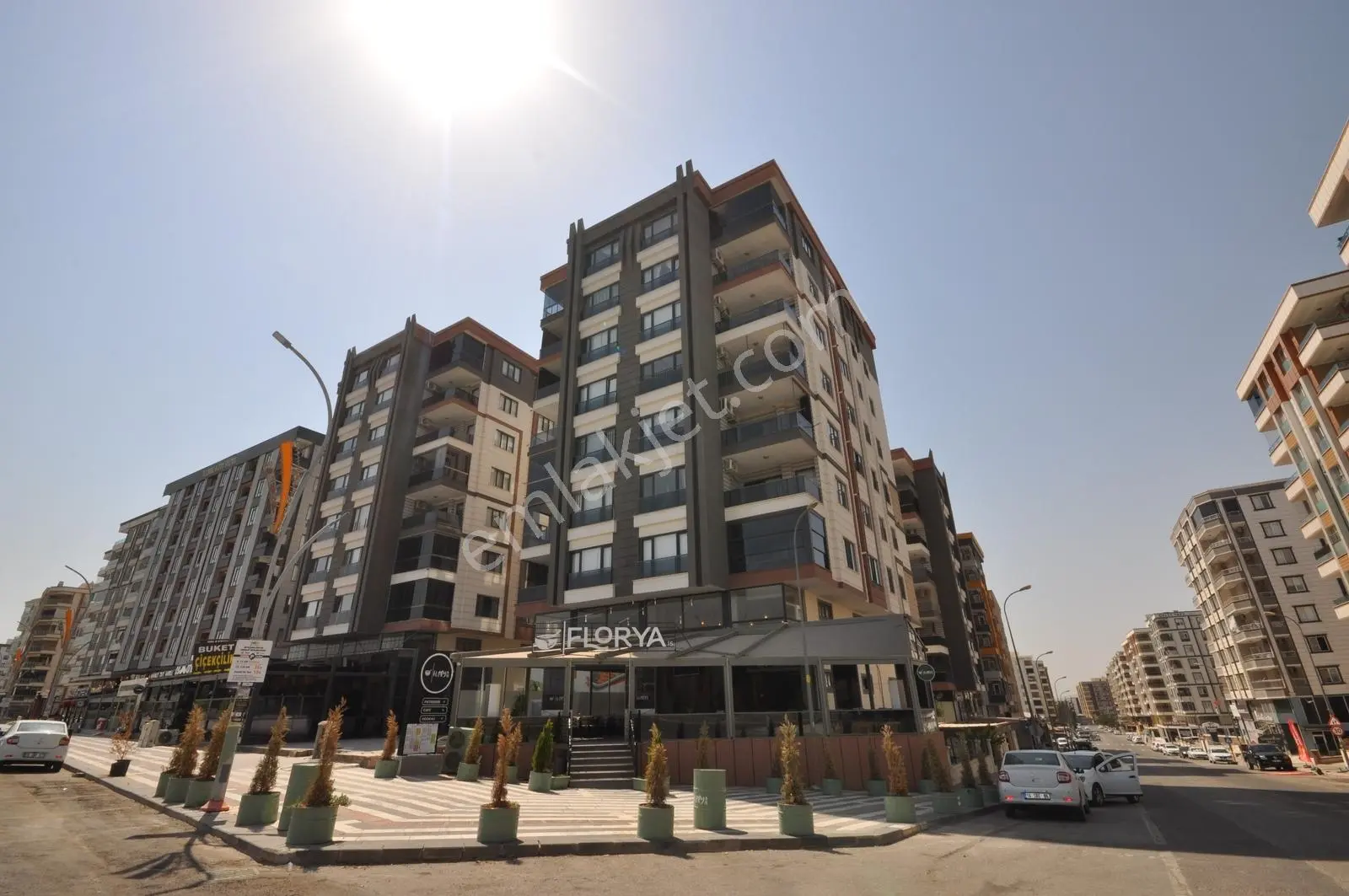 Coldwell Bankerdan Karşıyaka Kanalboyunda Köşebaşı 400 M2 Dükkan