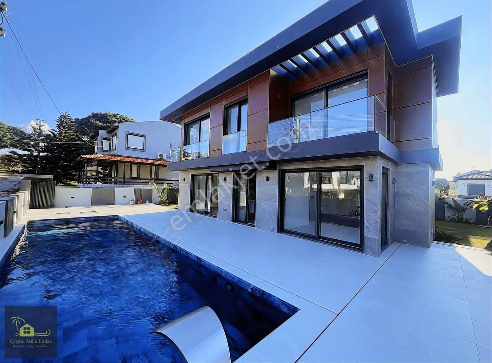 Çeşme Yalı'da Denize Yürüyüş Mesafesin'de Satılık Villa