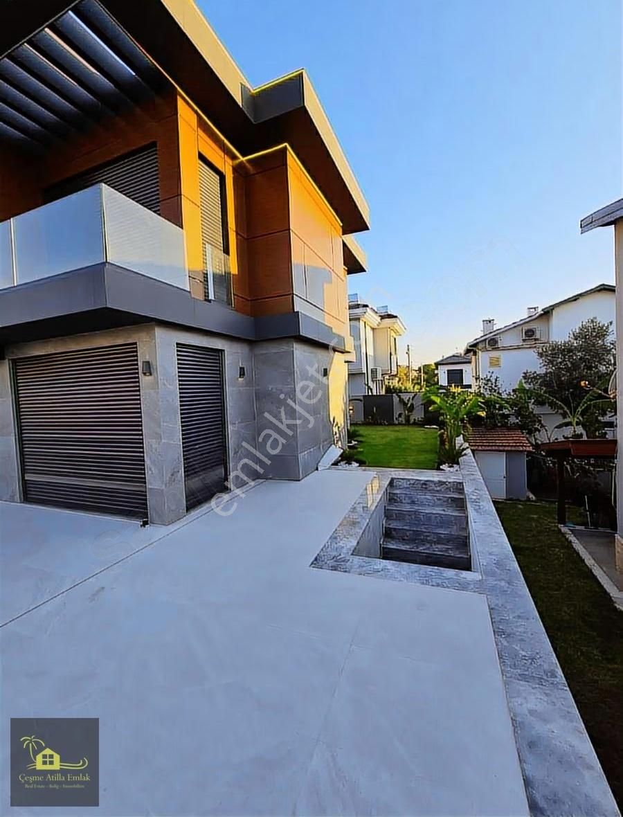 Çeşme Yalı'da Denize Yürüyüş Mesafesin'de Satılık Villa - Görsel 32