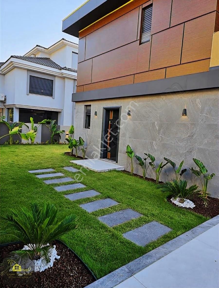 Çeşme Yalı'da Denize Yürüyüş Mesafesin'de Satılık Villa - Görsel 8