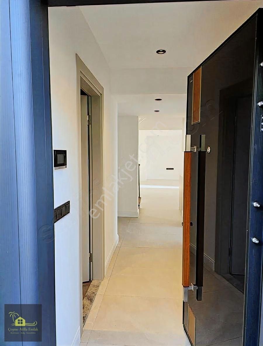 Çeşme Yalı'da Denize Yürüyüş Mesafesin'de Satılık Villa - Görsel 15