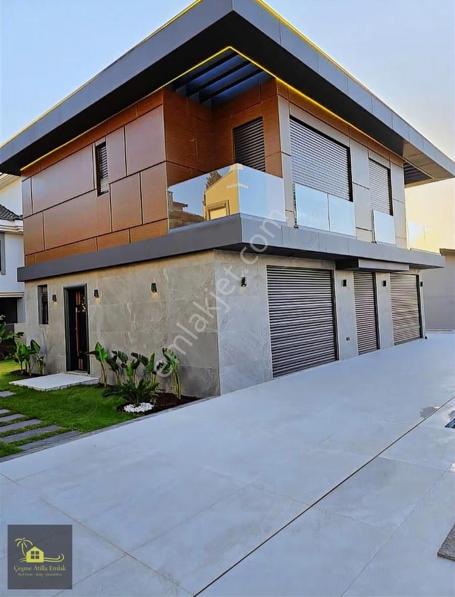 Çeşme Yalı'da Denize Yürüyüş Mesafesin'de Satılık Villa - Görsel 11