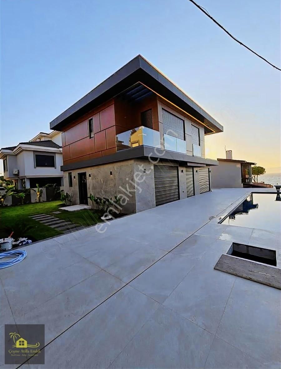 Çeşme Yalı'da Denize Yürüyüş Mesafesin'de Satılık Villa - Görsel 21