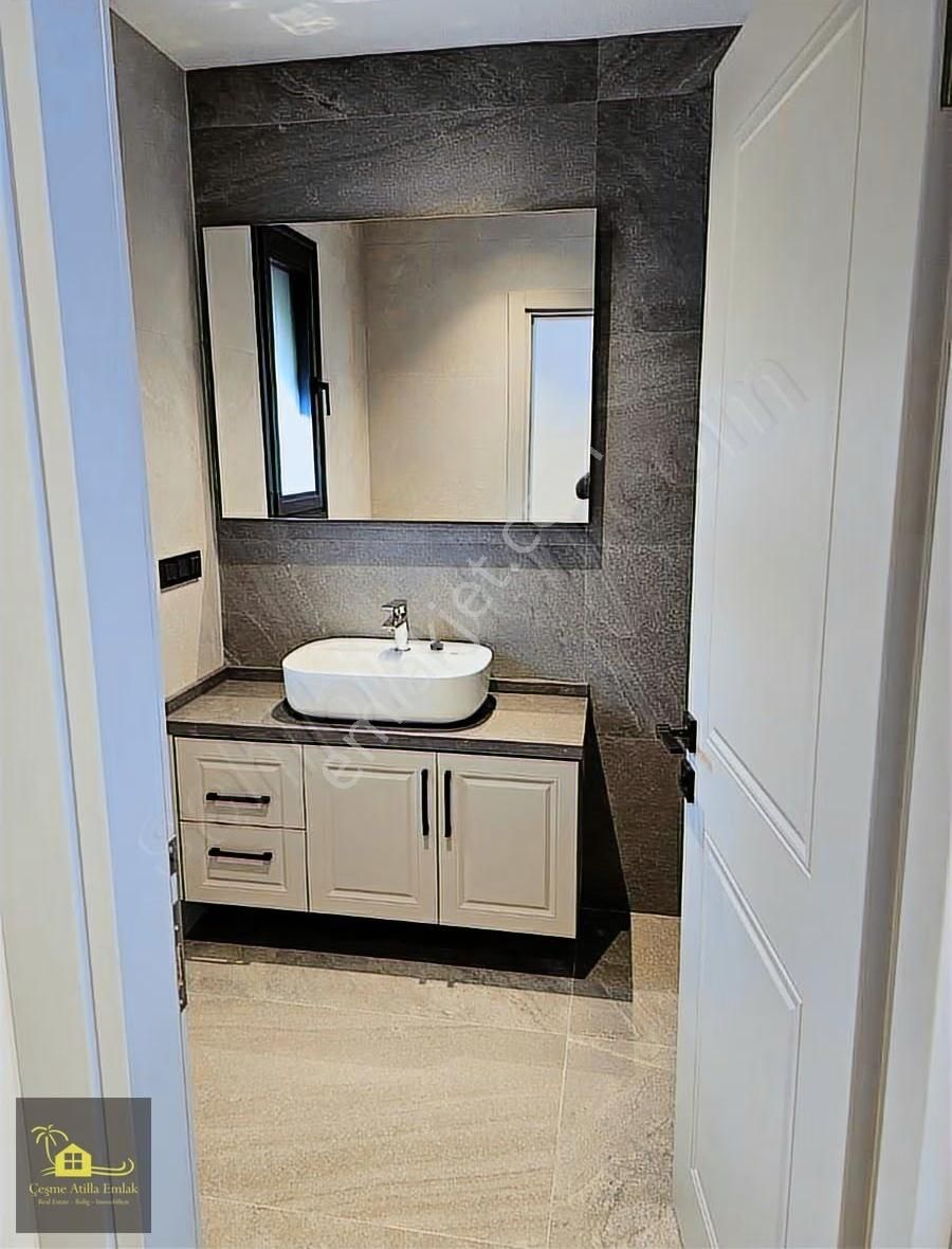 Çeşme Yalı'da Denize Yürüyüş Mesafesin'de Satılık Villa - Görsel 16