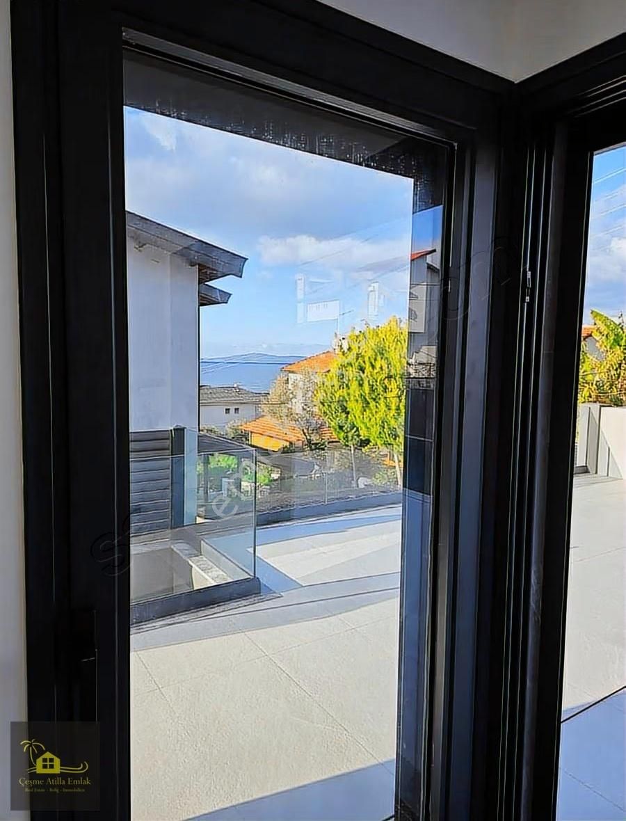 Çeşme Yalı'da Denize Yürüyüş Mesafesin'de Satılık Villa - Görsel 30