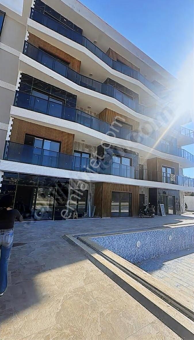 Kuşadası İkiçeşmelikte Havuzlu Kapalı Garajlı Sitede Satılık 1+1 - Görsel 3