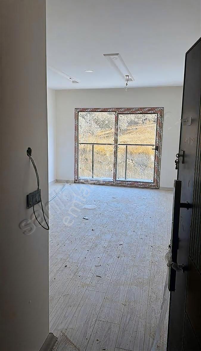 Kuşadası İkiçeşmelikte Havuzlu Kapalı Garajlı Sitede Satılık 1+1 - Görsel 2