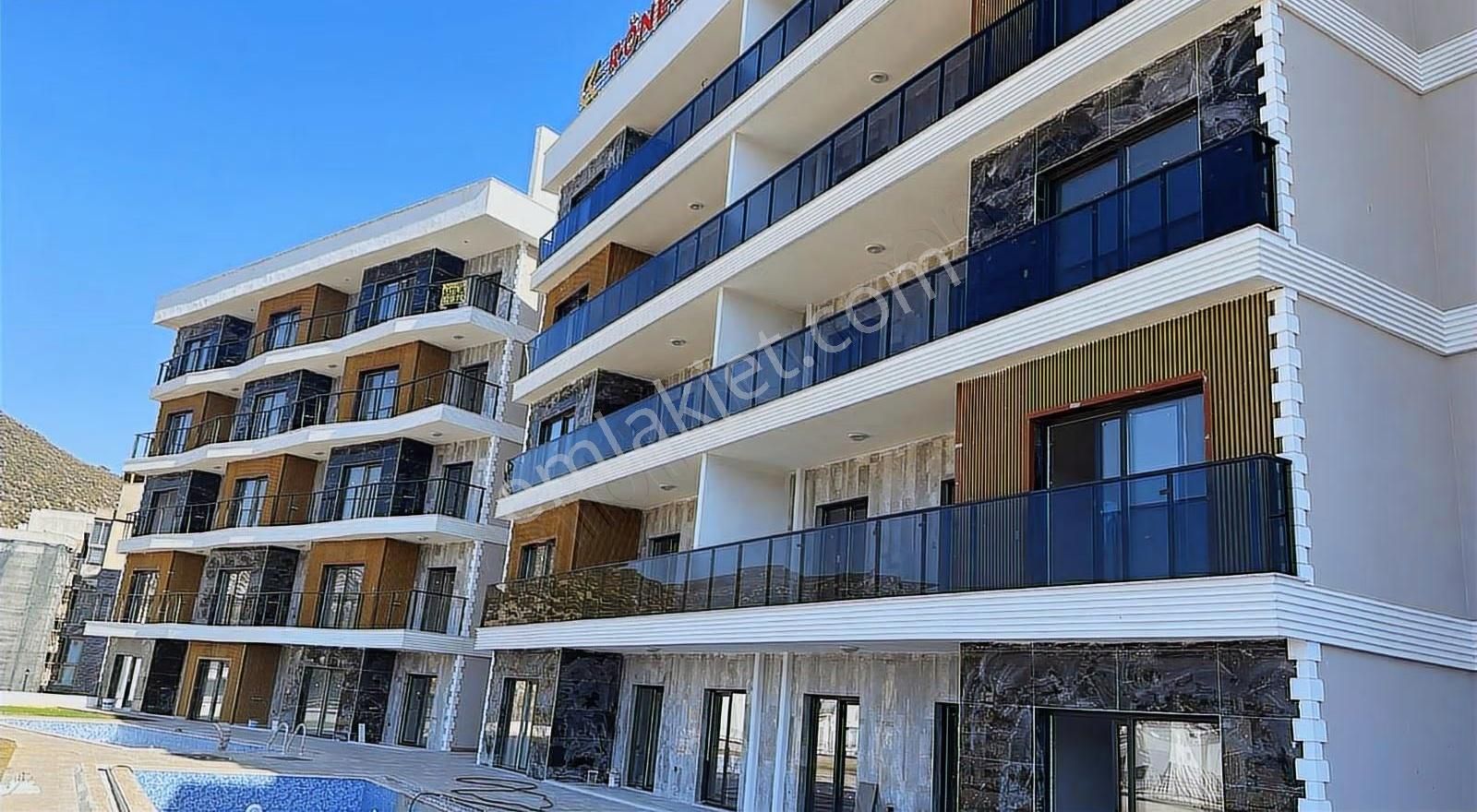 Kuşadası İkiçeşmelikte Havuzlu Kapalı Garajlı Sitede Satılık 1+1