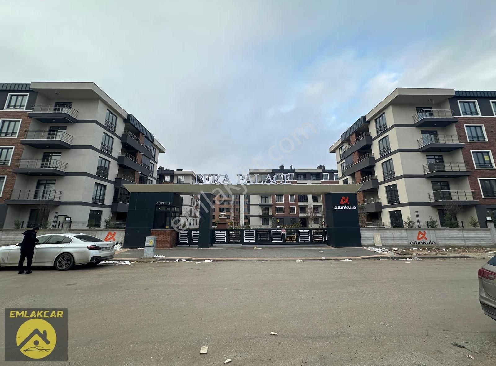 Emlakcar Dan Uluğbey Mahallesinde Site İçerisinde Lüks 3+1 Daire