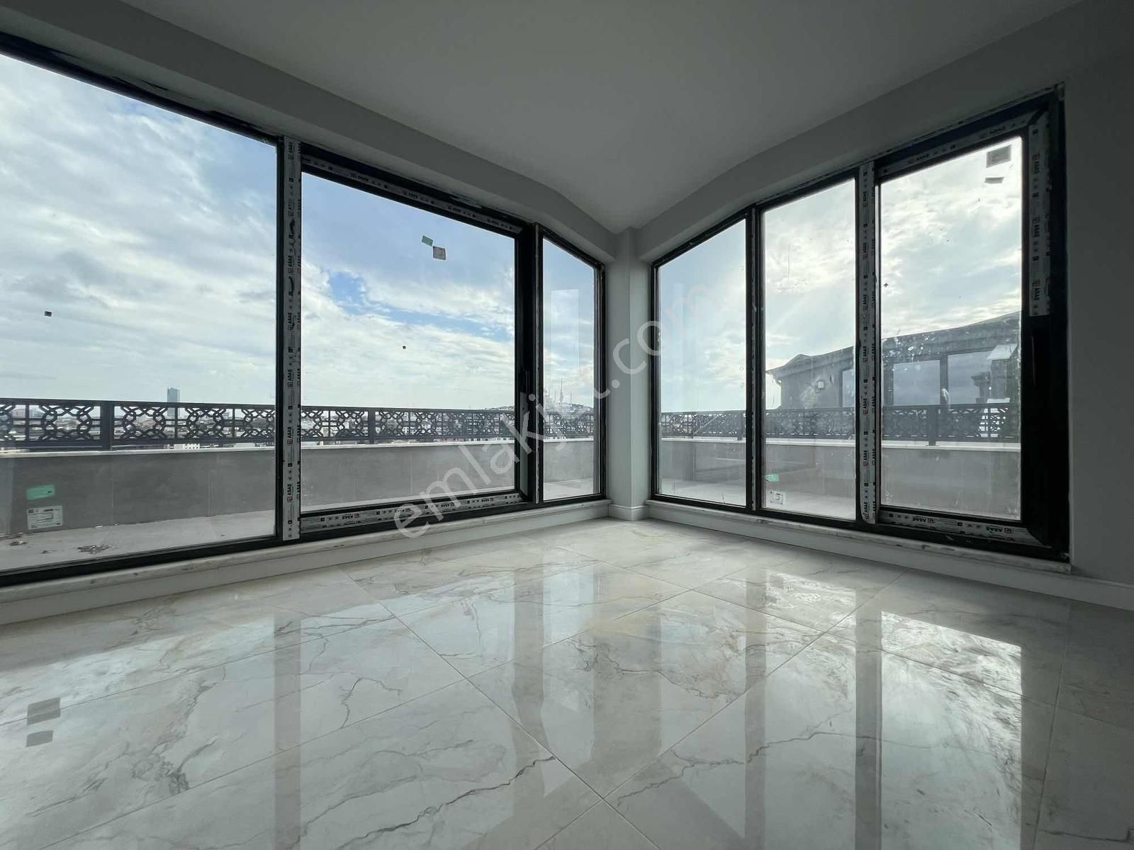 Çengelköy De 3 Bloklu Butik Sitede 6+2 Satılık Dublex - Görsel 27