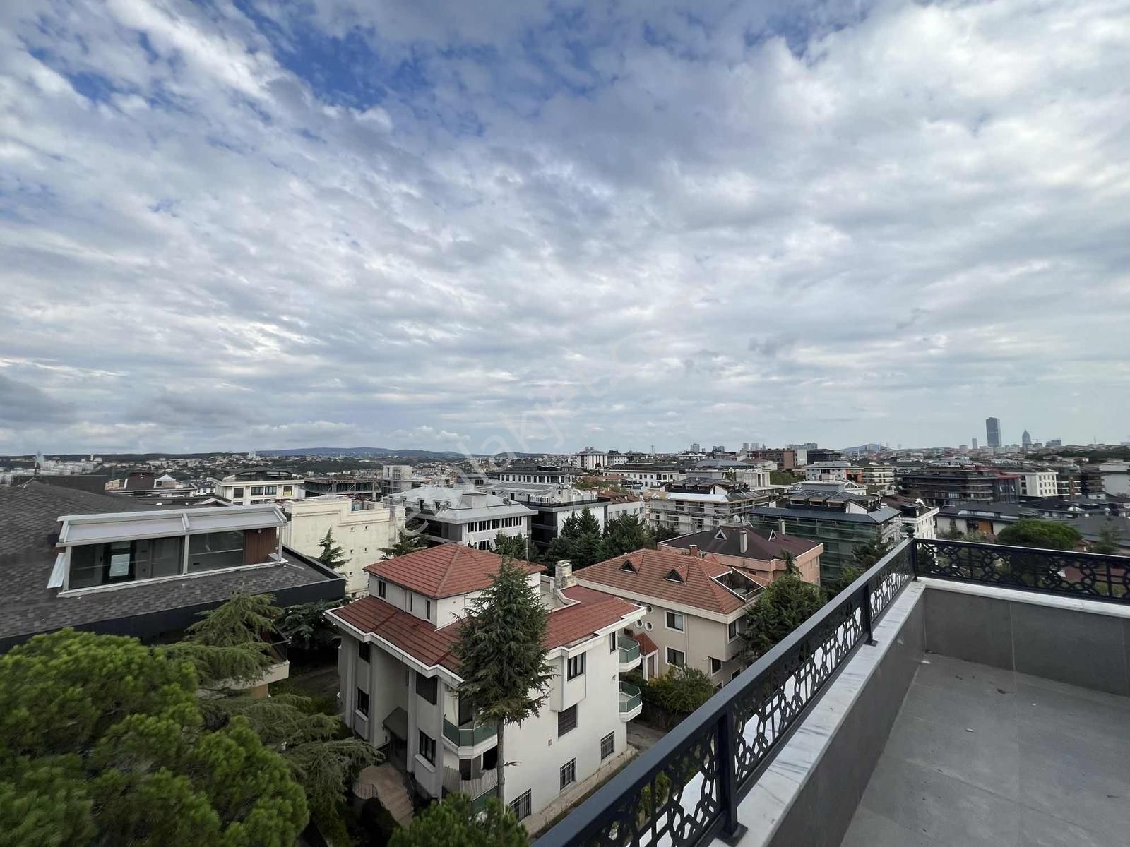 Çengelköy De 3 Bloklu Butik Sitede 6+2 Satılık Dublex - Görsel 24