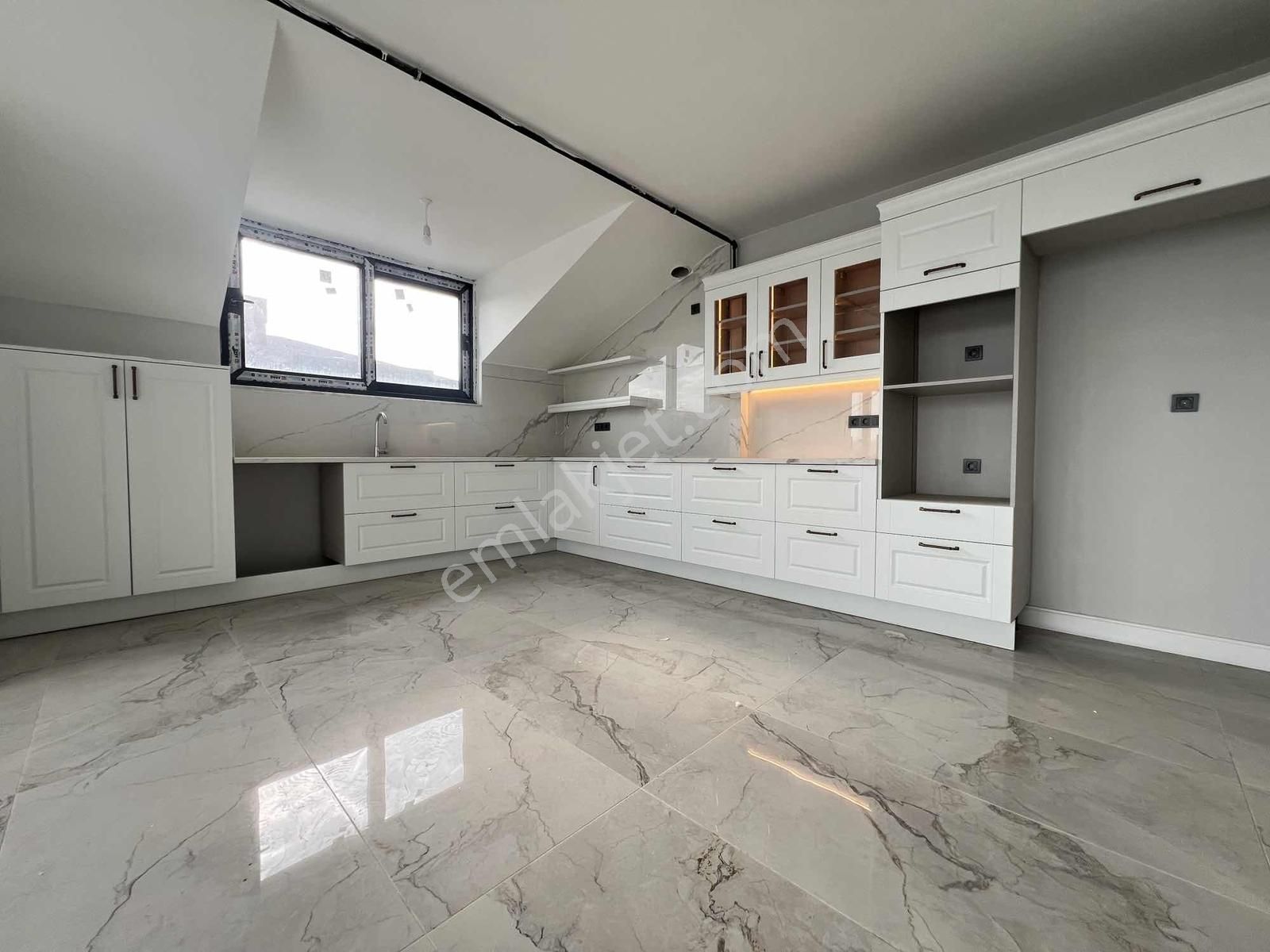 Çengelköy De 3 Bloklu Butik Sitede 6+2 Satılık Dublex - Görsel 33