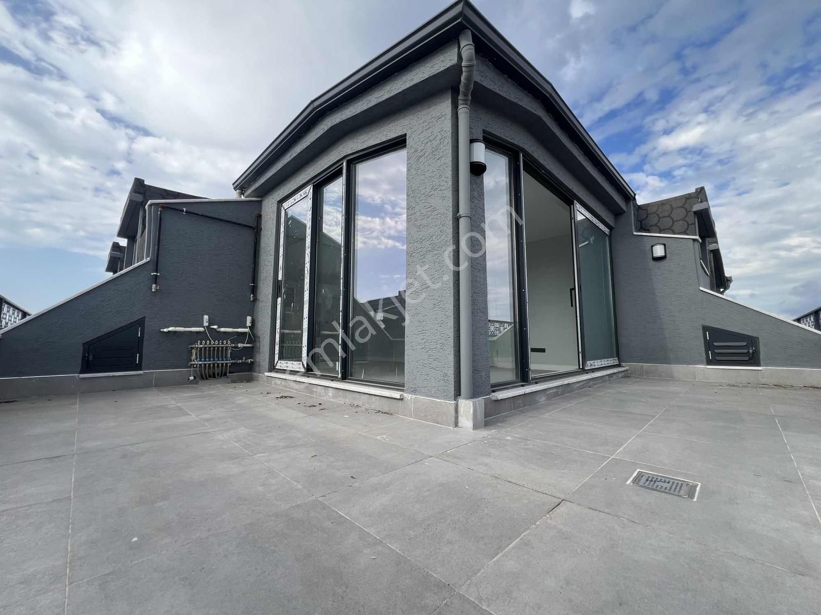 Çengelköy De 3 Bloklu Butik Sitede 6+2 Satılık Dublex - Görsel 31