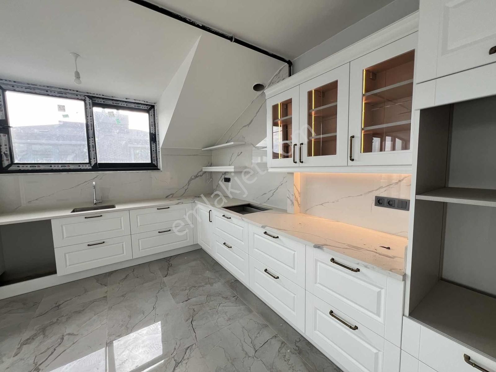 Çengelköy De 3 Bloklu Butik Sitede 6+2 Satılık Dublex - Görsel 26