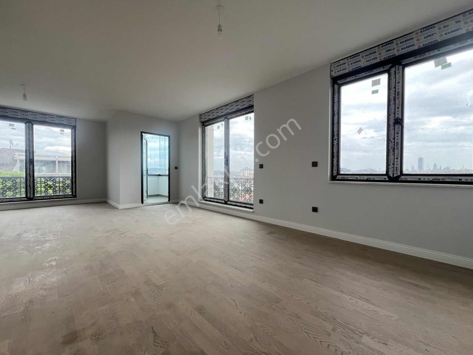 Çengelköy De 3 Bloklu Butik Sitede 6+2 Satılık Dublex - Görsel 4