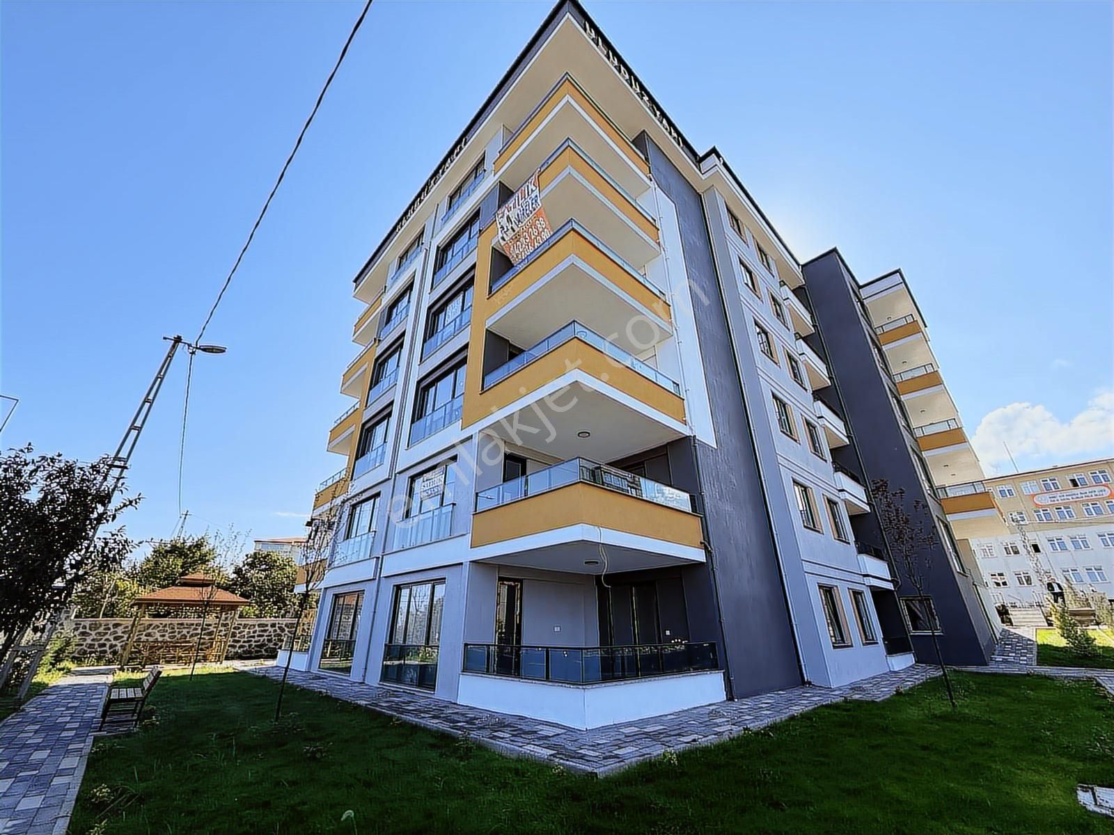 Beşikdüzü'nde Ana Yola Yakın Deniz Manzaralı 3+1 Daire | Tekce