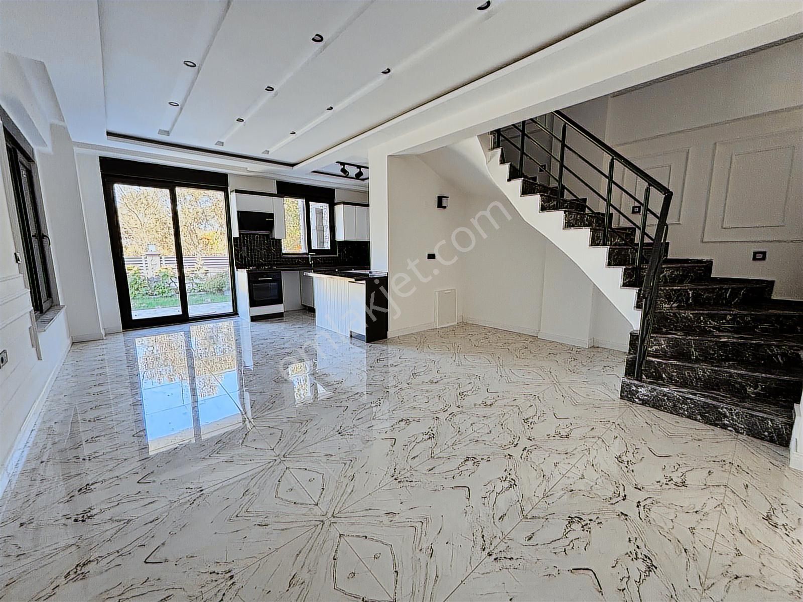 Kerim'den Küçükkuyu Merkez'de 3+1 Bahçeli Satılık Villa - Görsel 2