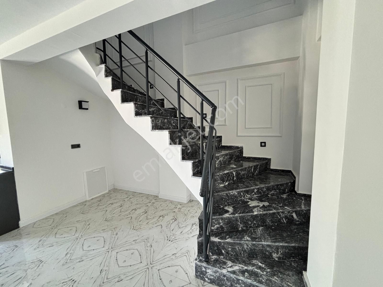 Kerim'den Küçükkuyu Merkez'de 3+1 Bahçeli Satılık Villa - Görsel 8