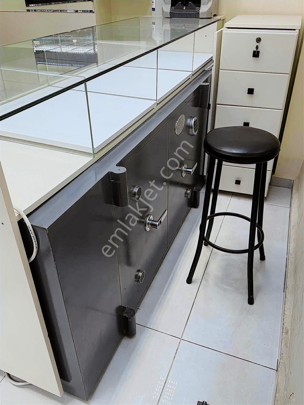Kemeraltı Anafartalar Caddesinde Hazır Kuyumcuya Kiralık Dükkan - Görsel 5