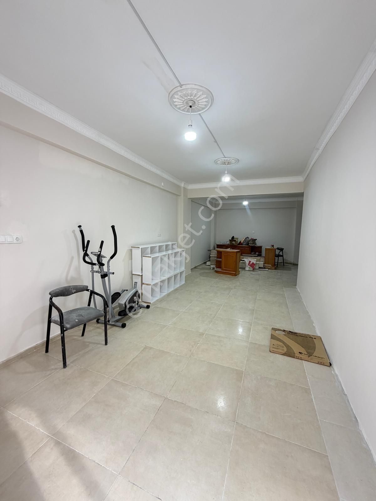 Turpa Otuzbeş'ten Geniş Kullanımlı Dükkan - Yeni Tadilatlı