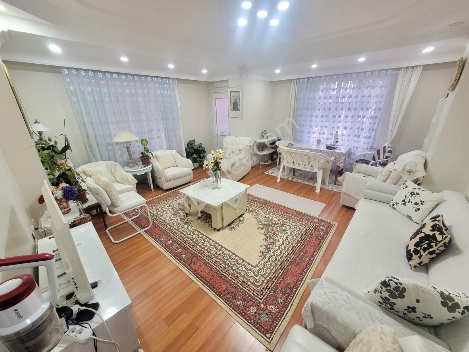 Üç Kardeşler'den İsmetpaşa Mh 3+1 Tramway Dibi Köşebaşı 135m²