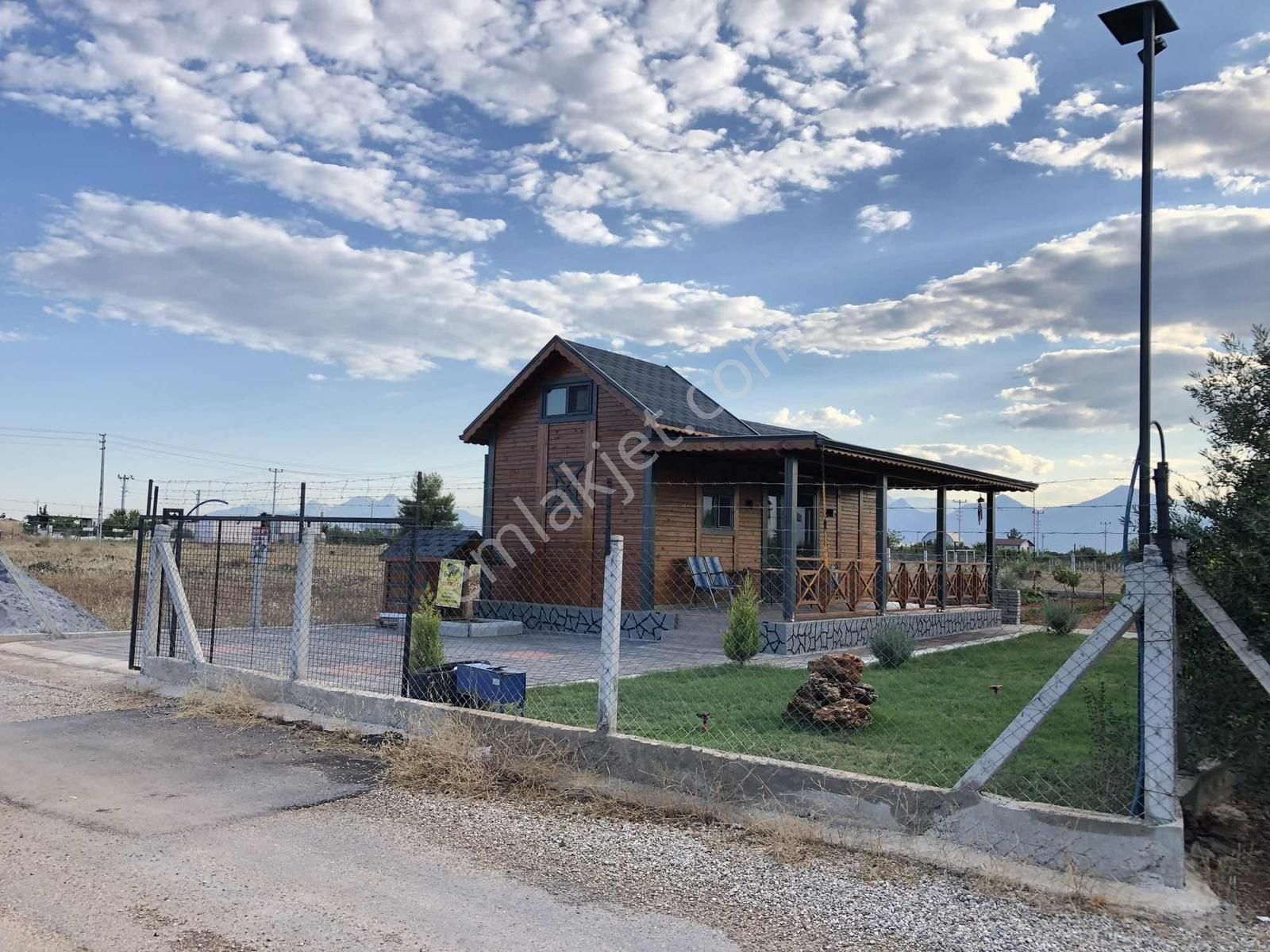 451m2 İmarlı Arsa Üzerinde Ahşap Ev Şehire Yakın Doğa Yaşamı