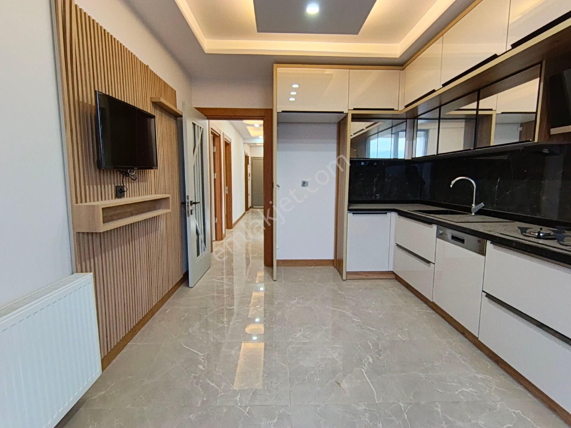 Akçay'da Ara Kat Ön Cephe Lüks Yapılı 3+1 Satılık Daire