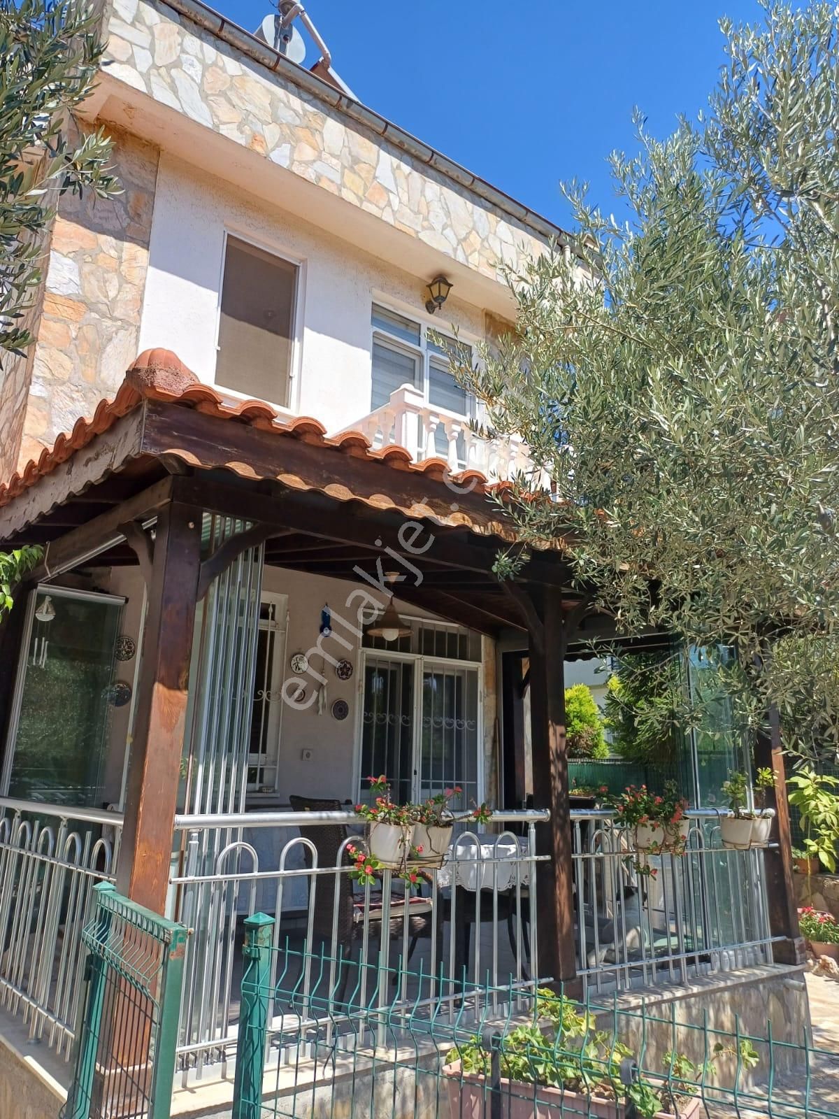 Stoptan Yerguzlar Caddesine 100m. Mesafede 3+1 Tripleks Villa