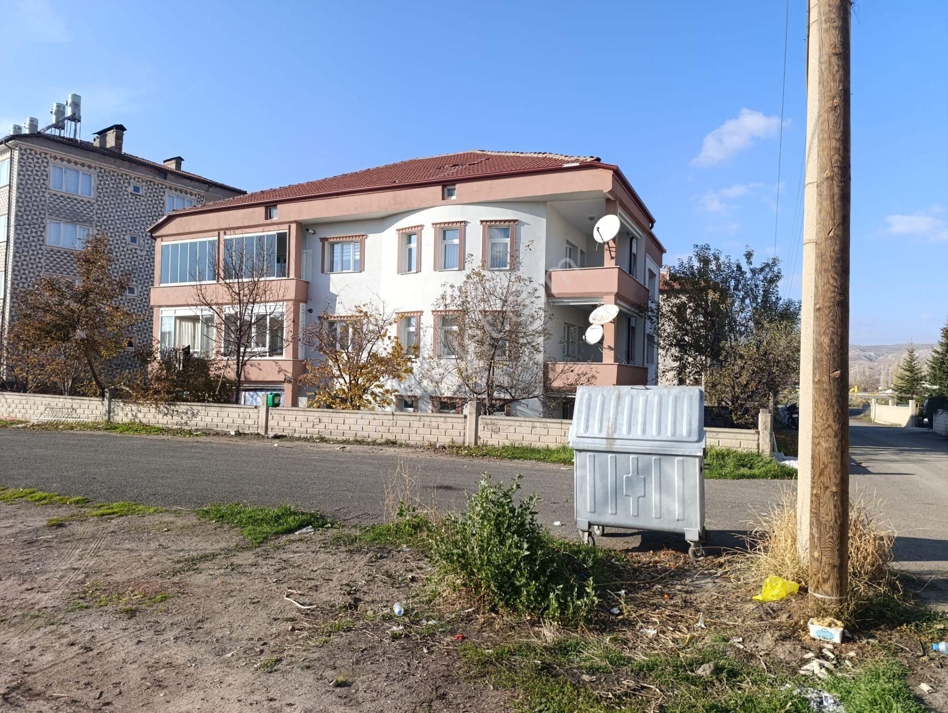 Şarkışla Hsk Rönesans Emlaktan Satılık Yeni Mahallede 3 Katlı 3+1 Komple Bina