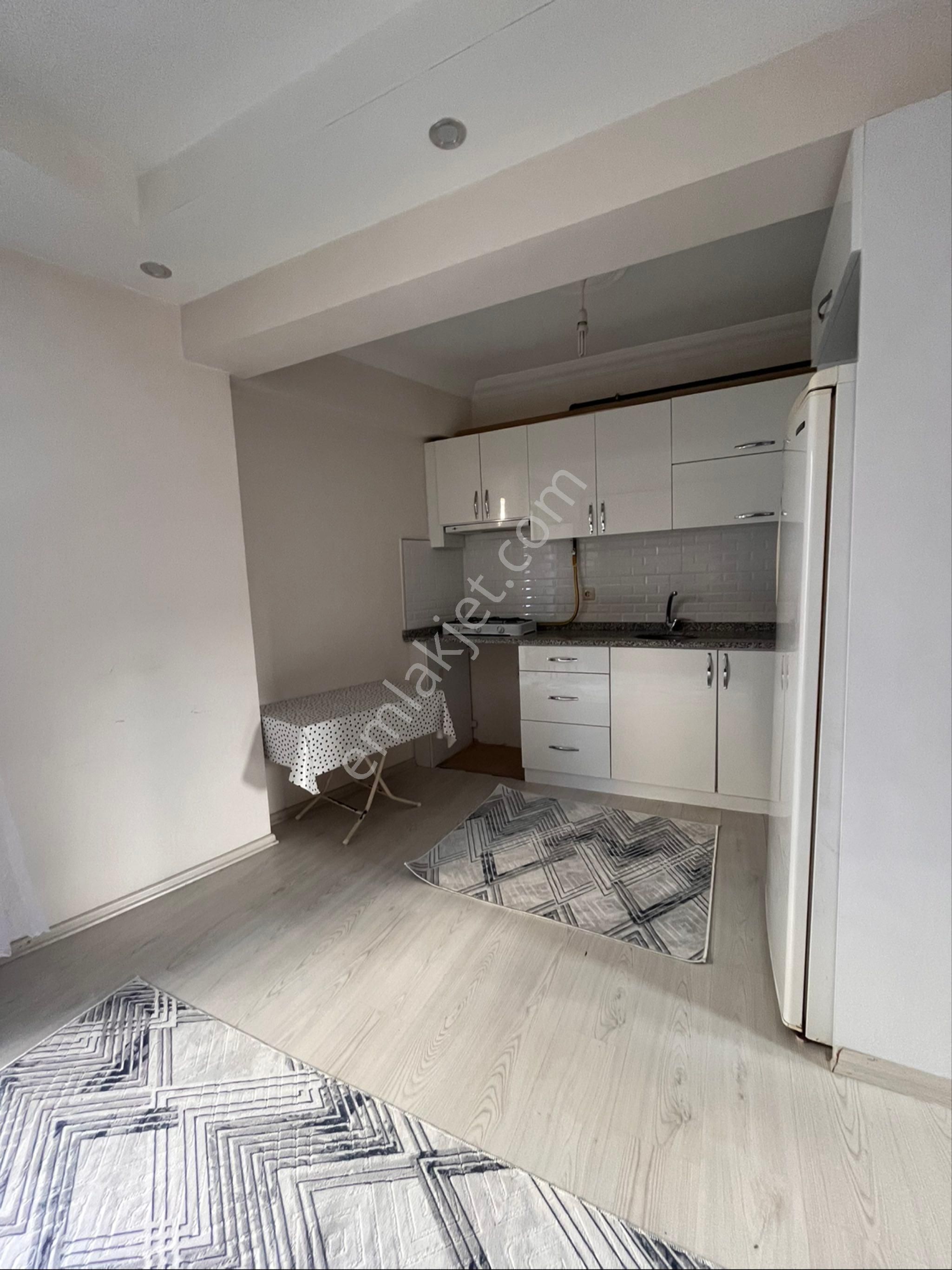 Biga Çarşı Merkez Mantar Sokakta 1+1 Ara Kat Eşyalı Daire - Görsel 5