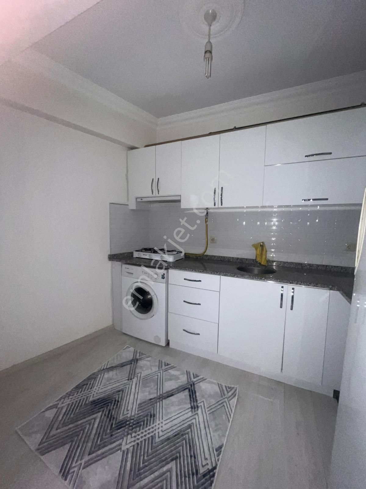 Biga Çarşı Merkez Mantar Sokakta 1+1 Ara Kat Eşyalı Daire - Görsel 3