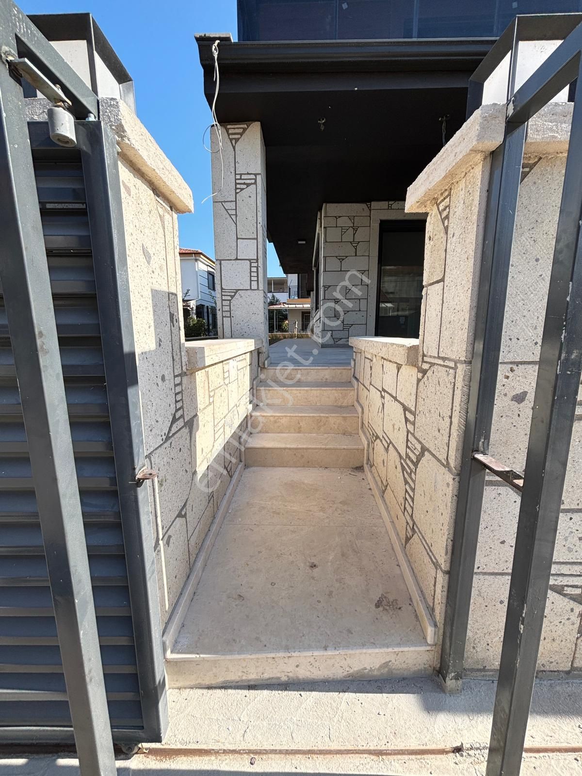 İzmir Seferihisar Payamlı Merkezde Geniş Ferah Yapılı Satılık 6+2 Tripleks - Görsel 2