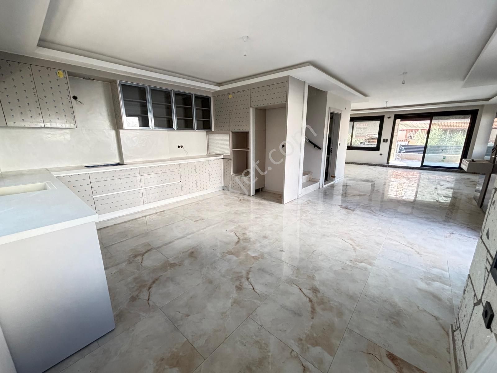 İzmir Seferihisar Payamlı Merkezde Geniş Ferah Yapılı Satılık 6+2 Tripleks - Görsel 9