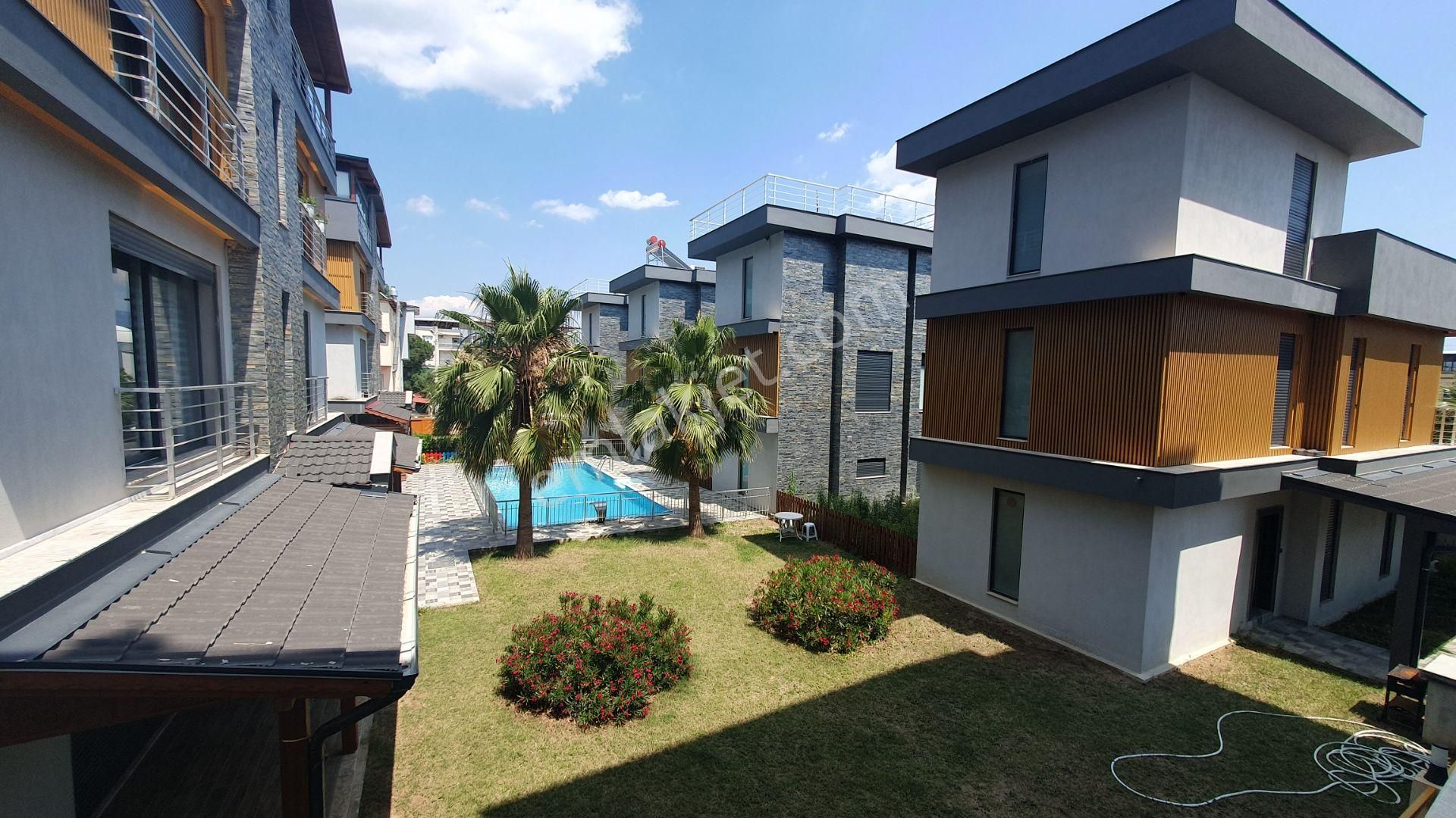 İzmir Seferihisar Payamlı’da 3+1 Havuzlu Site İçerisinde Satılık Trıbleks Yazlık