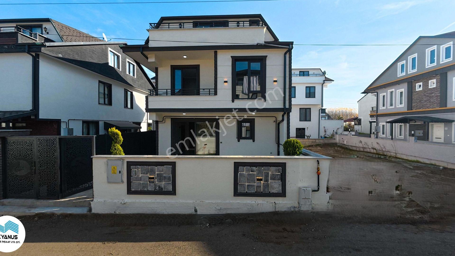 Kocaali Yalı Mah De Geniş Bahçe Zarif Ve Şık 3+1 Villa