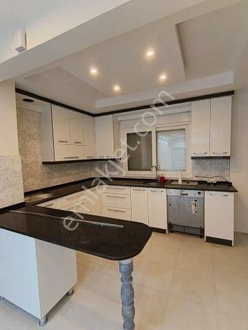 Kuşadasında Site İçinde 3+1 Bahçeli Satılık Daire