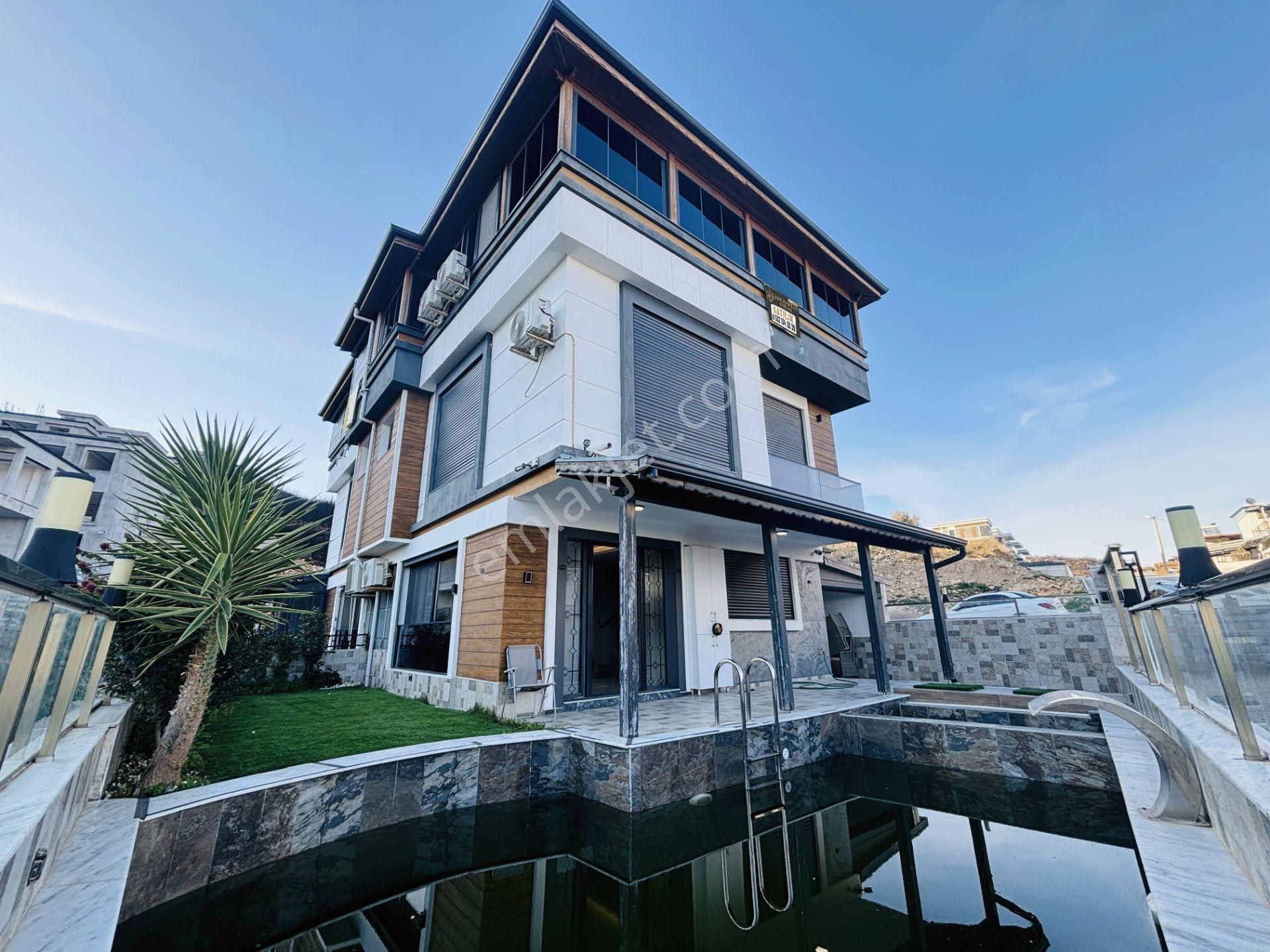 İzmir Seferihisar Atatürk Mahallesi’nde Eşyalı Deniz Manzaralı Havuzlu 4+2 Tripleks Yazlık Villa