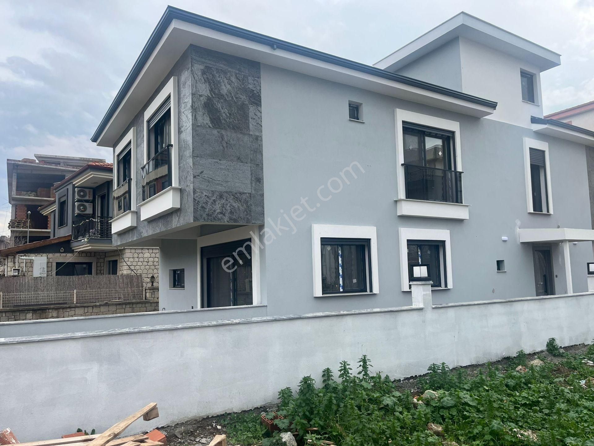 Seferihisar Merkezde Satılık İkiz Villa