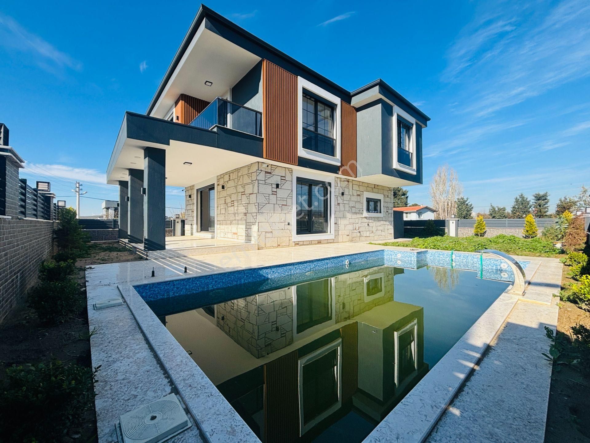 İzmir Seferihisar Düzce Mahallesi’nde Havuzlu Tek Müstakil Dubleks Villa